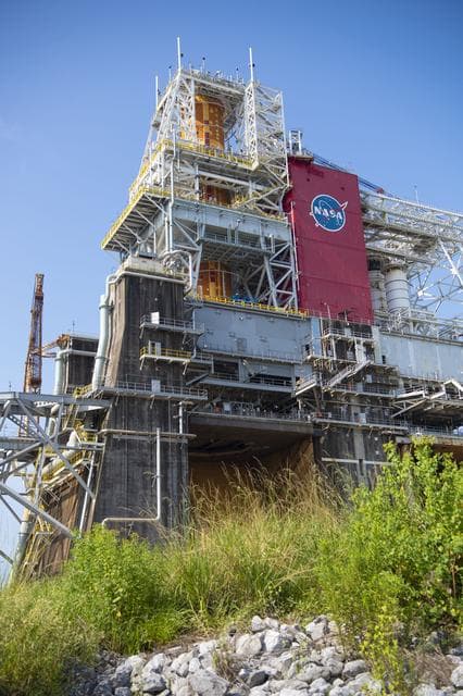 NASA image: SLS Core Stage Installed (Flame Trench View)