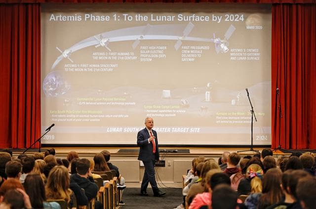 NASA image: NASA Chief Technologist Present Artemis to Students in Arkansas