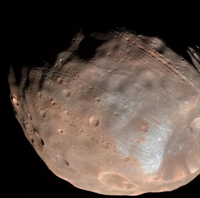 NASA image: Phobos from 5,800 Kilometers Color