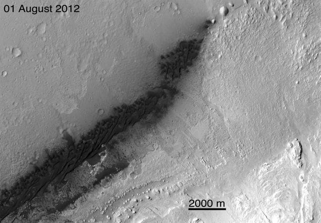 NASA image: Before and After Curiosity Touchdown