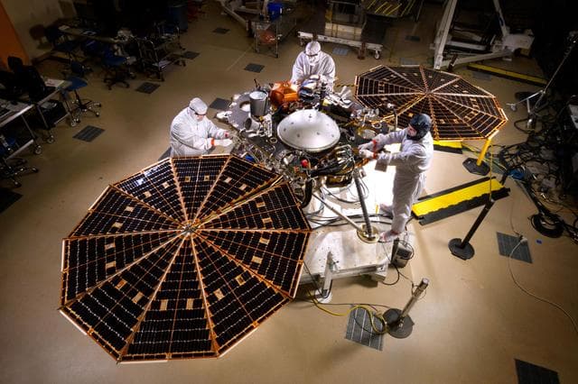 NASA image: InSight Lander in Mars-Surface Configuration