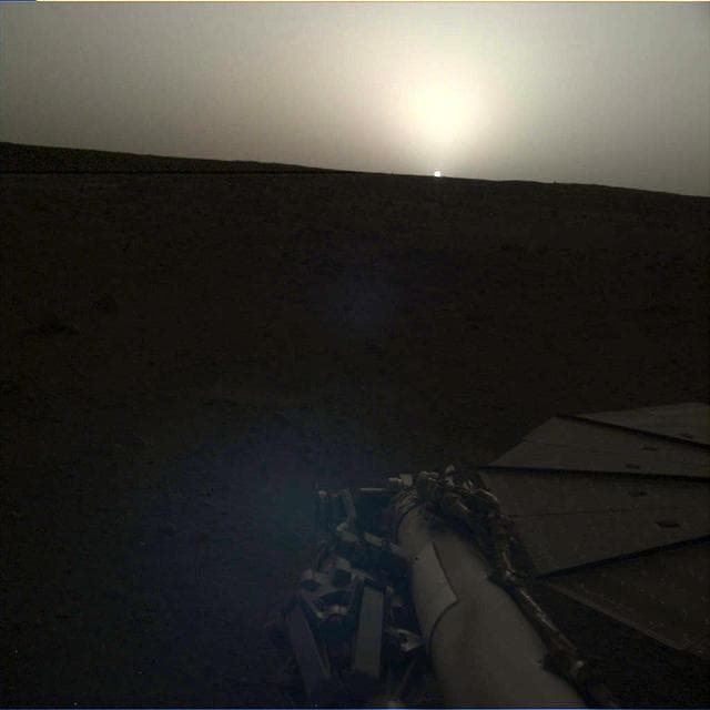 InSight Images a Sunset on Mars