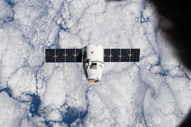 NASA image: Approach of SpaceX Dragon cargo craft 