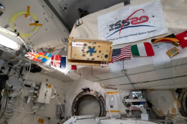 NASA image: iss061e100877
