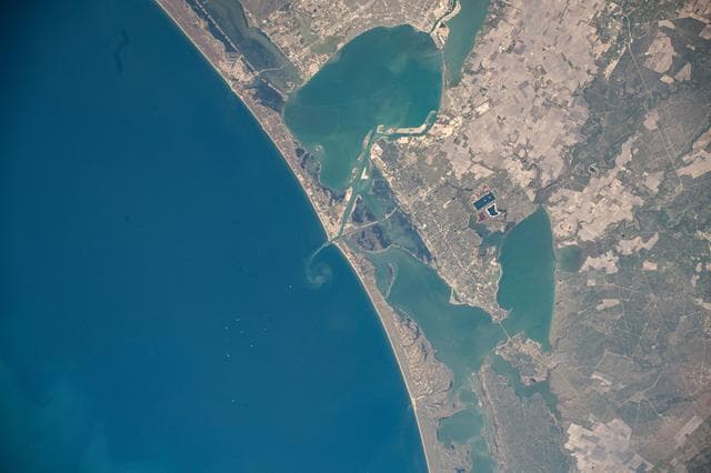 NASA image: iss070e007677